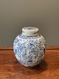 Een paar Chinese blauw-witte dekselvazen en drie potten, 19e eeuw