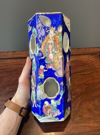 Paire de rares porte-chapeaux en porcelaine de Chine famille rose sur fond bleu &agrave; d&eacute;cor de 'huit immortels', marque et &eacute;poque de Tongzhi