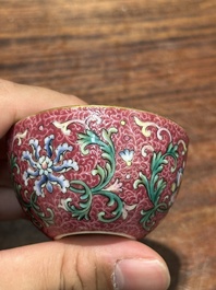 A fine Chinese pink-sgraffito-ground famille rose cup with floral design, Qianlong mark, 19th C.