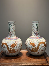 Paire de vases de forme bouteille en porcelaine de Chine famille rose &agrave; d&eacute;cor de dragons, Tongzhi/Guangxu
