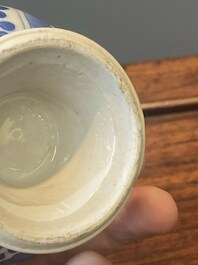 Een paar Chinese blauw-witte rozenwater sprenkelaars voor de islamitische markt, Kangxi