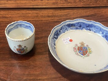 Een Chinese famille rose kop en schotel met wapendecor, Qianlong