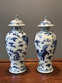 Een paar Chinese blauw-witte dekselvazen en drie potten, 19e eeuw