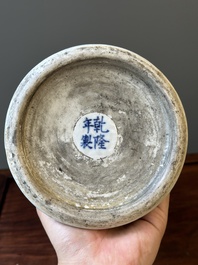 Vase de forme 'gu' en porcelaine de Chine doucai &agrave; d&eacute;cor de coq, marque de Qianlong, 19&egrave;me
