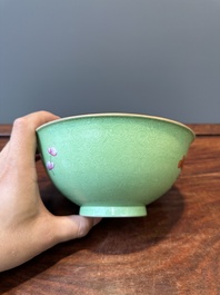 Een Chinese famille rose kom met sgraffito groene fondkleur, Qianlong merk en periode