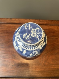 Een paar Chinese blauw-witte dekselvazen en drie potten, 19e eeuw