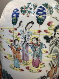 Paire de vases en porcelaine de Chine famille rose &agrave; d&eacute;cor narratif, 19&egrave;me