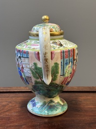 Twee fijne Chinese Canton famille rose theepotten, 19e eeuw