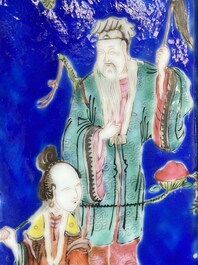 Paire de rares porte-chapeaux en porcelaine de Chine famille rose sur fond bleu &agrave; d&eacute;cor de 'huit immortels', marque et &eacute;poque de Tongzhi