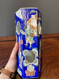 Paire de rares porte-chapeaux en porcelaine de Chine famille rose sur fond bleu &agrave; d&eacute;cor de 'huit immortels', marque et &eacute;poque de Tongzhi