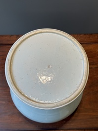 Rare vase en porcelaine de Chine en bleu et blanc &agrave; d&eacute;cor floral, Kangxi