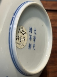 Een Chinees blauw-wit bord met lotusslingers, Guangxu merk en periode