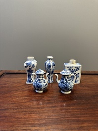 Deux vases, deux pichets miniatures et une bo&icirc;te &agrave; th&eacute; en porcelaine de Chine en bleu et blanc, Kangxi