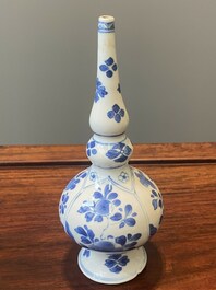 Een paar Chinese blauw-witte rozenwater sprenkelaars voor de islamitische markt, Kangxi