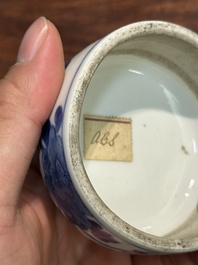 Pot couvert en porcelaine de Chine en bleu et blanc &agrave; d&eacute;cor floral, Kangxi