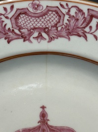 Een paar gemonogrammeerde Chinese roze-ge&euml;mailleerde borden en een paar koppen en schotels met wapendeor, Yongzheng/Qianlong