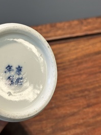 Garniture de cinq vases en porcelaine de Chine en bleu et blanc &agrave; d&eacute;cor de paysage, 19&egrave;me