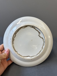 Une paire d'assiettes en porcelaine de Chine en bleu et blanc surd&eacute;cor&eacute; en Canton, une assiette aux gar&ccedil;ons jouant et une assiette ajour&eacute;e, 19&egrave;me