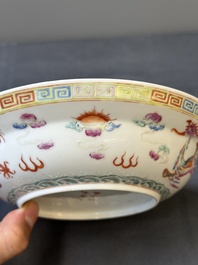 A Chinese famille rose bowl and cover with dragons chasing pearls, Guangxu mark, 19th C.