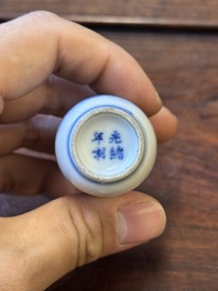 Zes Chinese blauw-witte snuifflessen, 19de eeuw