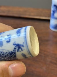 Zes Chinese blauw-witte snuifflessen, 19de eeuw