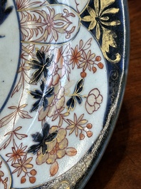 Plat en porcelaine Imari du Japon &agrave; d&eacute;cor de carpes, Edo, 17&egrave;me
