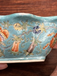 Een paar Chinese famille rose bladvormige kommen met vlinders op turquoise fondkleur, Jiaqing merk en periode