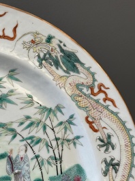 Une cruche en porcelaine de Chine famille rose sur fond vert  &agrave; d&eacute;cor de dragons et un plat &agrave; decor 'sept sages' et &agrave; bord de dragons, 19&egrave;me