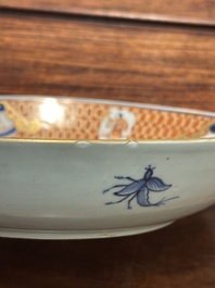Assiette en porcelaine de Chine de style Imari &agrave; d&eacute;cor des 'Dames au parasol', Qianlong