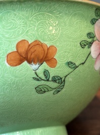 Een Chinese famille rose kom met sgraffito groene fondkleur, Qianlong merk en periode