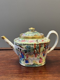 Twee fijne Chinese Canton famille rose theepotten, 19e eeuw