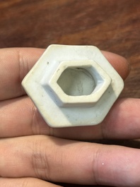 Deux verseuses couvertes en porcelaine de Chine en bleu et blanc, Kangxi