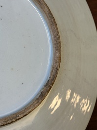 Twee Chinese Canton famille rose schotels met figuratief decor, 19e eeuw