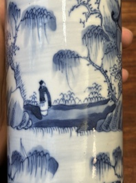 Garniture de cinq vases en porcelaine de Chine en bleu et blanc &agrave; d&eacute;cor de paysage, 19&egrave;me