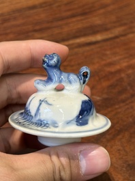 Garniture de cinq vases en porcelaine de Chine en bleu et blanc &agrave; d&eacute;cor de paysage, 19&egrave;me