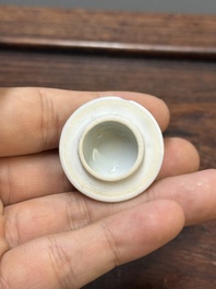 Vijf Chinese blauw-witte vazen, Kangxi