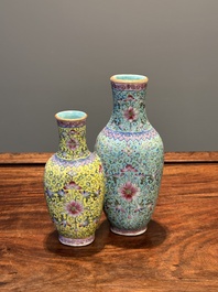 Een Chinese famille rose dubbele vaas met floraal decor, Qianlong merk, 19e eeuw