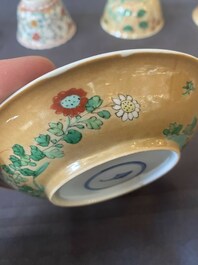 Twee paar Chinese famille verte koppen en schotels, Kangxi