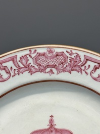 Een paar gemonogrammeerde Chinese roze-ge&euml;mailleerde borden en een paar koppen en schotels met wapendeor, Yongzheng/Qianlong