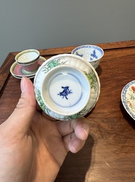 Een paar Chinese famille verte en een paar famille rose koppen en schotels, Kangxi/Yongzheng