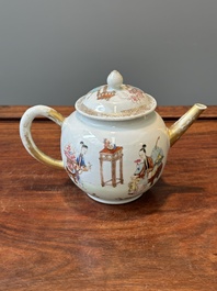 Een Chinese vergulde famille rose theepot, Yongzheng