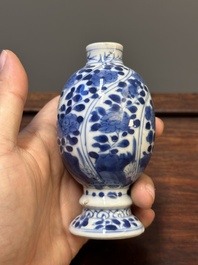 Vijf Chinese blauw-witte vazen, Kangxi
