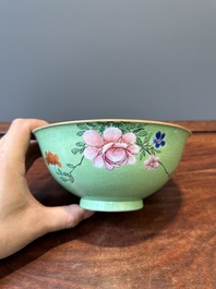 Een Chinese famille rose kom met sgraffito groene fondkleur, Qianlong merk en periode