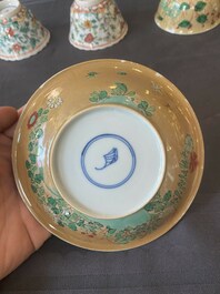 Twee paar Chinese famille verte koppen en schotels, Kangxi