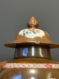Garniture de cinq vases en porcelaine de Chine famille rose &agrave; d&eacute;cor floral sur fond brun capucin, Yongzheng/Qianlong