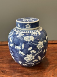 Een paar Chinese blauw-witte dekselvazen en drie potten, 19e eeuw