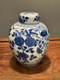 Pot couvert en porcelaine de Chine en bleu et blanc &agrave; d&eacute;cor floral, Kangxi