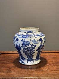Vase en porcelaine de Chine en bleu et blanc &agrave; d&eacute;cor des 'Longues Dames', Kangxi