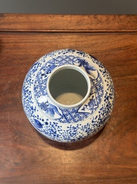Een paar Chinese blauw-witte dekselvazen en drie potten, 19e eeuw