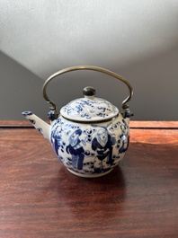 Een Chinese blauw-witte theepot met 'Acht Onsterfelijken' en bronzen monturen voor de Thaise markt, Yong Mao Yuan Ji 永茂源記 merk, 19e eeuw